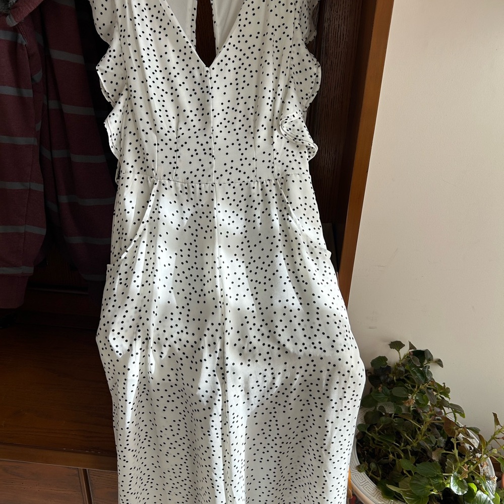 Elegant White black Polka Dot jumpsuit. 2 front pockets. Belt included. Small